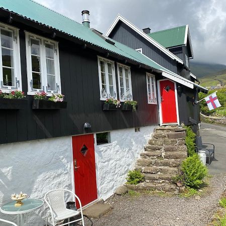 Charming And Authentic Heritage Retreat In Kvivik - Right Next To The River 외부 사진