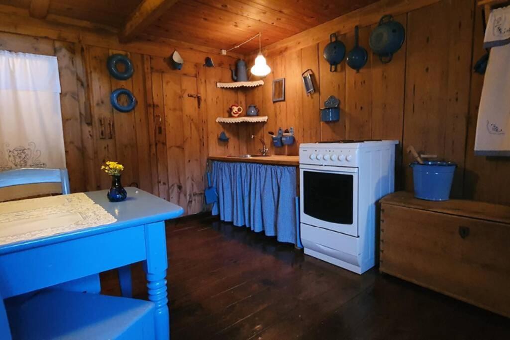 Charming And Authentic Heritage Retreat In Kvivik - Right Next To The River 외부 사진