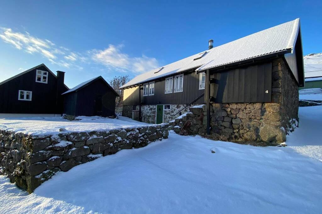 Charming And Authentic Heritage Retreat In Kvivik - Right Next To The River 외부 사진