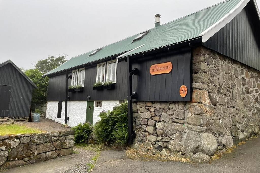 Charming And Authentic Heritage Retreat In Kvivik - Right Next To The River 외부 사진