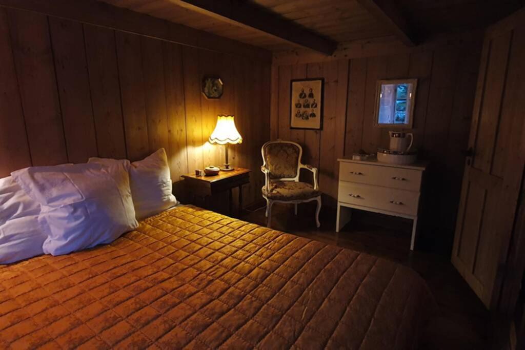 Charming And Authentic Heritage Retreat In Kvivik - Right Next To The River 외부 사진