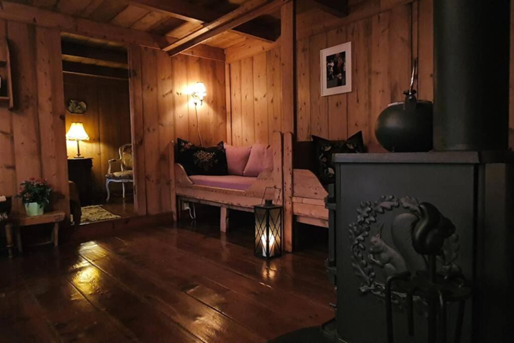 Charming And Authentic Heritage Retreat In Kvivik - Right Next To The River 외부 사진