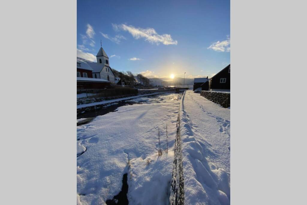 Charming And Authentic Heritage Retreat In Kvivik - Right Next To The River 외부 사진