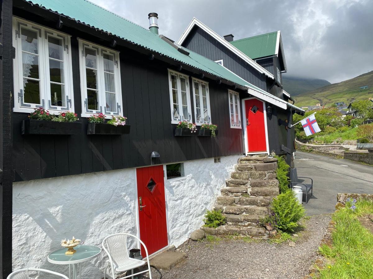 Charming And Authentic Heritage Retreat In Kvivik - Right Next To The River 외부 사진