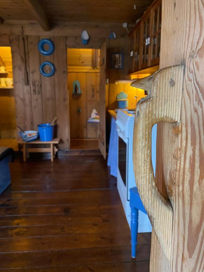 Charming And Authentic Heritage Retreat In Kvivik - Right Next To The River 외부 사진